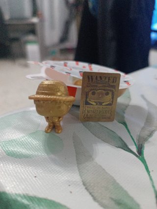 Figura Luffy Dorado Kinder Joy