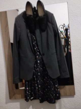 Vestido negro y cazadora gris zapatos son treinta