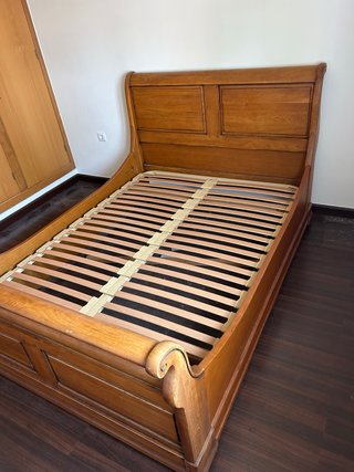 Cama de madera estilo clásico