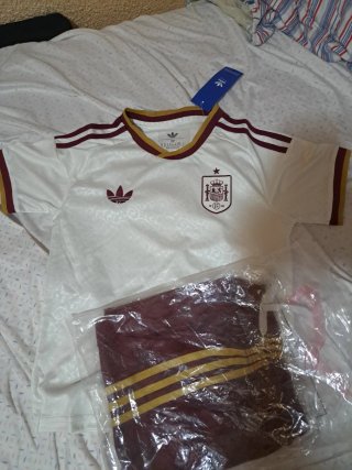 Conjunto Camiseta y Pantalón Adidas España.