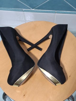 Zapatos de tacón Bershka negros y dorados