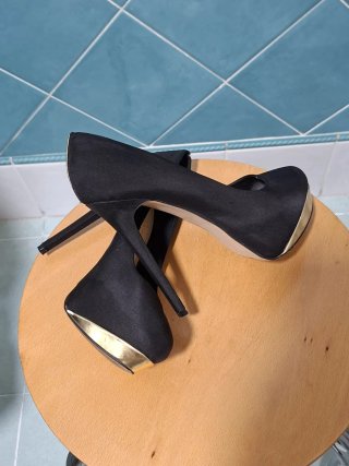 Zapatos de tacón Bershka negros y dorados
