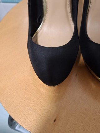 Zapatos de tacón Bershka negros y dorados