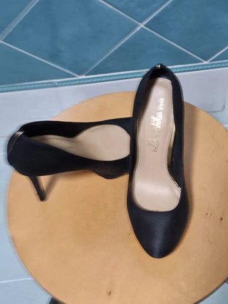 Zapatos de tacón Bershka negros y dorados