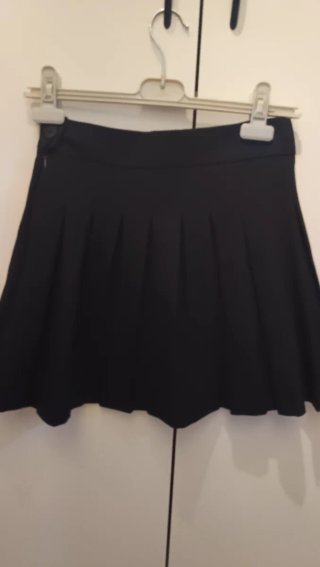 Falda corta negra plisada