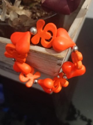 Pulsera con Corazones Naranjas