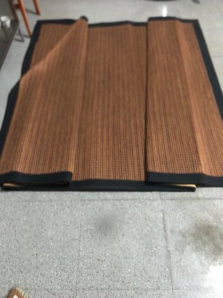 Alfombra de fibra natural marrón, granate y negra