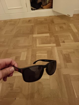 Gafas de sol Oakley negras y rojas