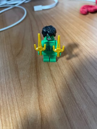 Lego Marvel Hulk con 2 Tridente Amarillo