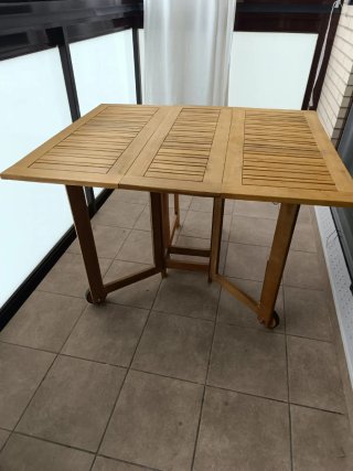 Tavolo pieghevole in legno con ruote