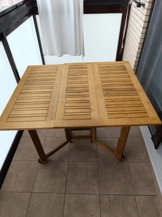Tavolo pieghevole in legno con ruote