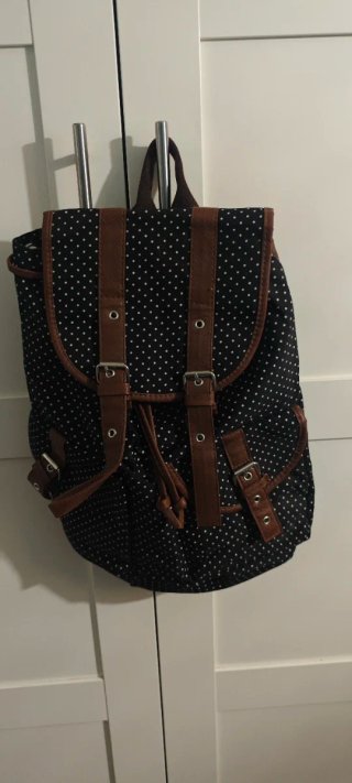 Mochila Negra con Lunares y Detalles Marrones