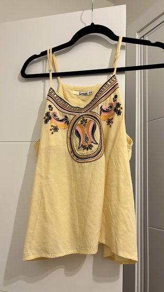 Top Amarillo con Bordados Talla S