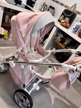 Carrito de bebé rosa y plateado