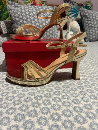 Sandalias doradas tacón medio brillo tiras