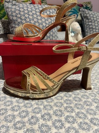 Sandalias doradas tacón medio brillo tiras