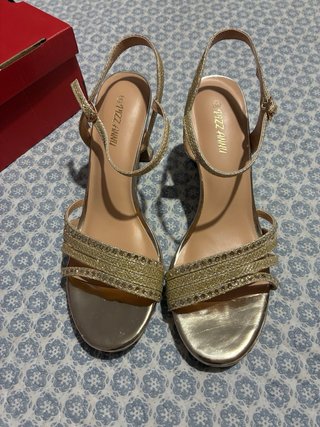 Sandalias doradas tacón medio brillo tiras