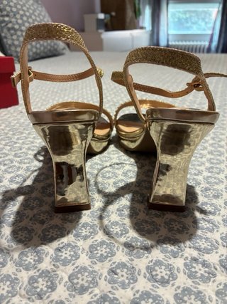 Sandalias doradas tacón medio brillo tiras