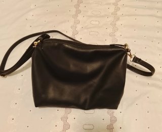 Bolso negro de piel sintética