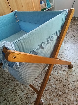 Minicuna de madera con vestiduras azules