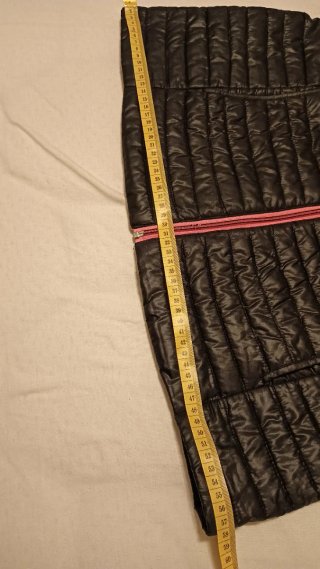 Chaleco acolchado negro y rosa