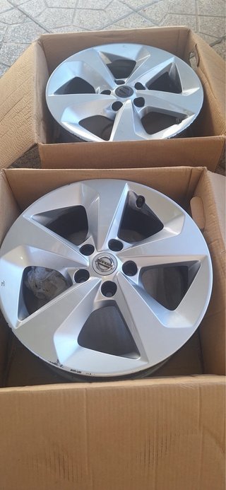 4 Llantas Nissan de Aleación
