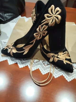 Zapatos tacón negros bordados dorados