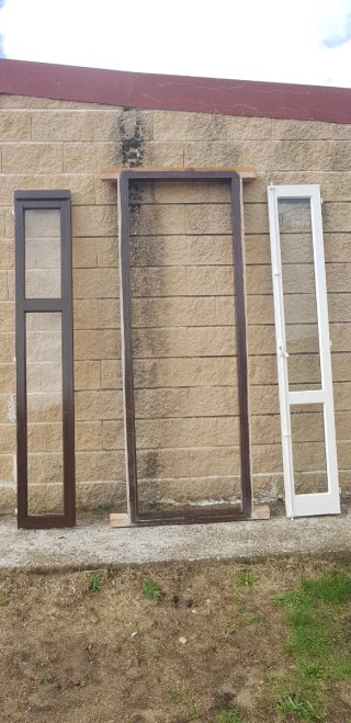 ventana de madera con marco