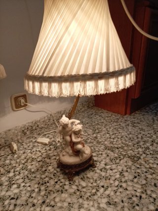 Lámparas de mesa antiguas con querubines
