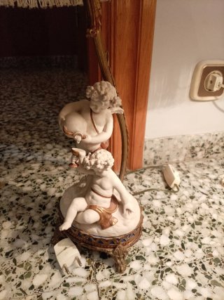 Lámparas de mesa antiguas con querubines