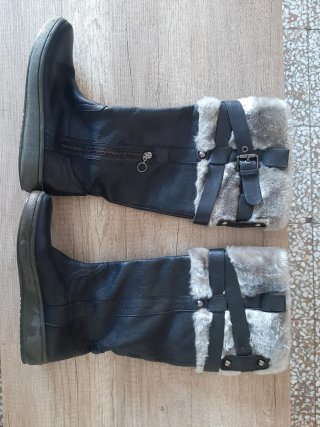 Botas Altas Negras con Detalle de Pelo