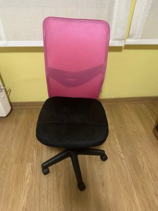Silla de escritorio rosa y negra