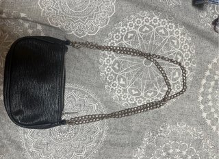 Bolso negro pequeño con cadena
