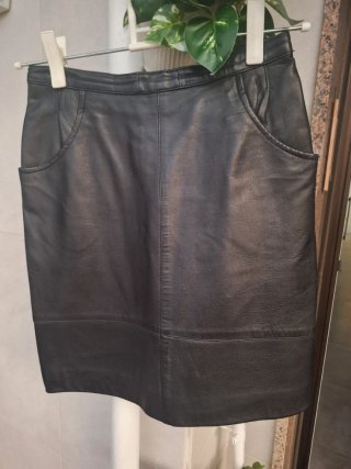 Falda de cuero negra