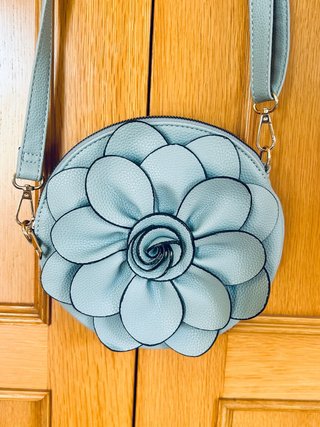 Bolso Redondo con Diseño de Flor Azul