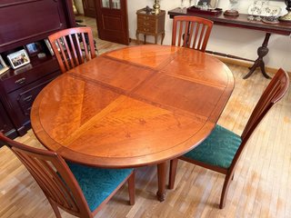 Mesa de comedor extensible de madera.