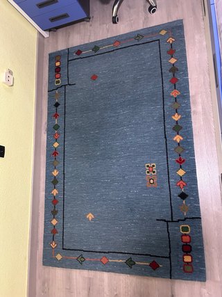 Alfombra de lana azul con diseño