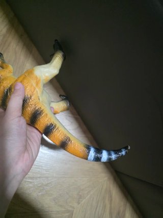 Figura dinosaurio naranja y negro