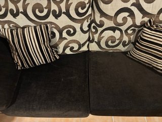 Sofá de tela beige y marrón.