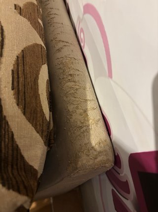 Sofá de tela beige y marrón.