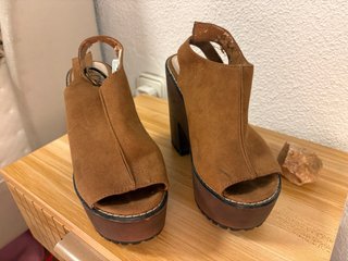 Zapatos de tacón marrones