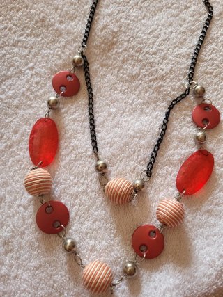Collar cadena con cuentas rojas y plateadas