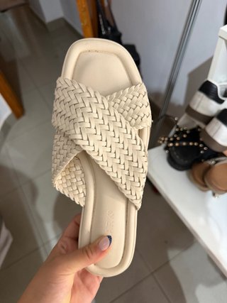 Sandalias beige trenzadas. (CANARIAS)