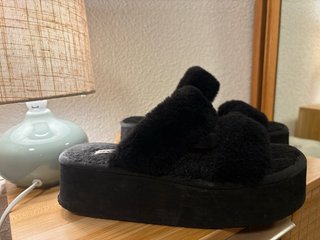 Sandalias de peluche negras con plataforma