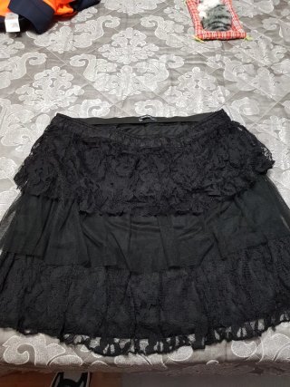 Falda Negra con Volantes y Encaje