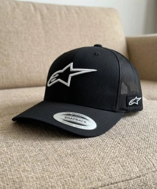 Gorra negra tipo snapback con logo alpinestars