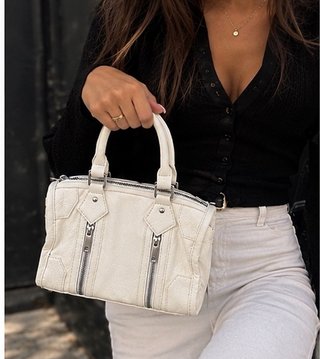 Bolso blanco crema elegante y de moda