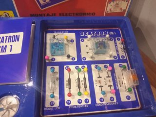 SCATRON CM 1 - Juego Electrónico 19 Circuitos
