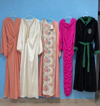 Lote de 4 vestidos y bata es una bata Harry Potter