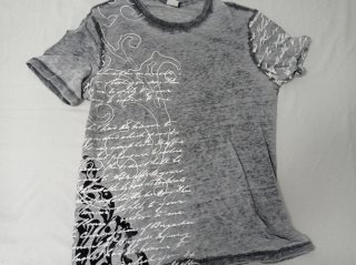 Camiseta Gris con Estampado